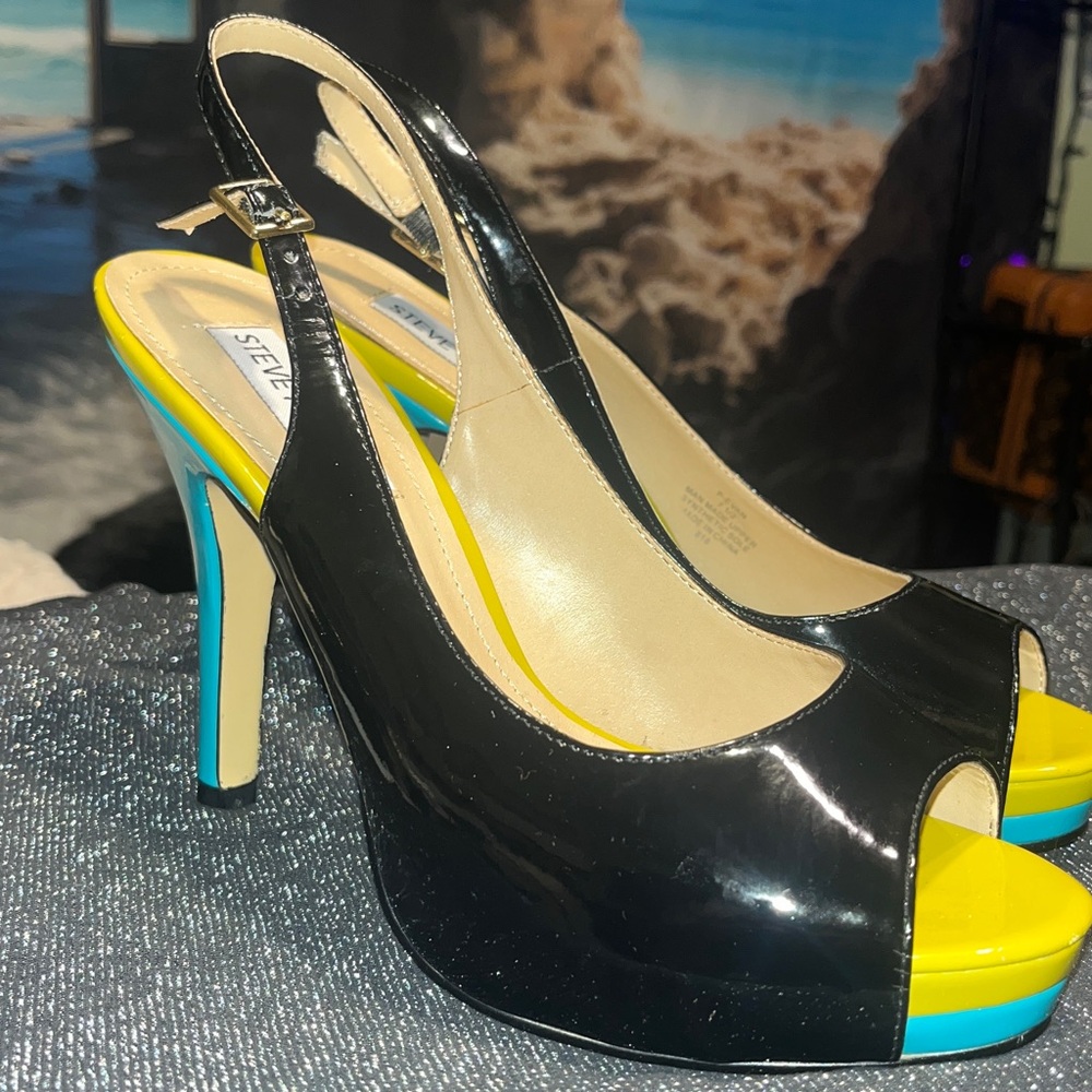 #640-(7.5) Steve Madden Black plant leather   yellow, w/blue heels